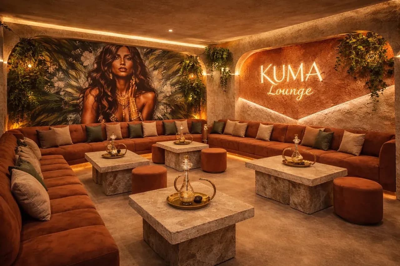 Salon aux banquettes terracotta, fresque murale et néon Kuma Lounge, Guéliz Marrakech
