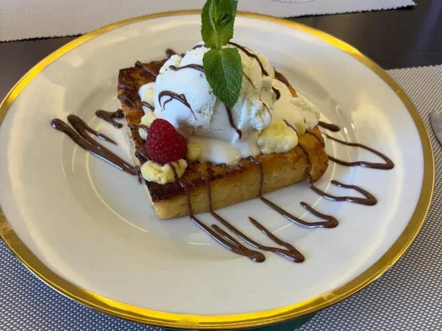 Pain perdu doré, boule de glace vanille et filet de chocolat, Kuma Lounge Marrakech