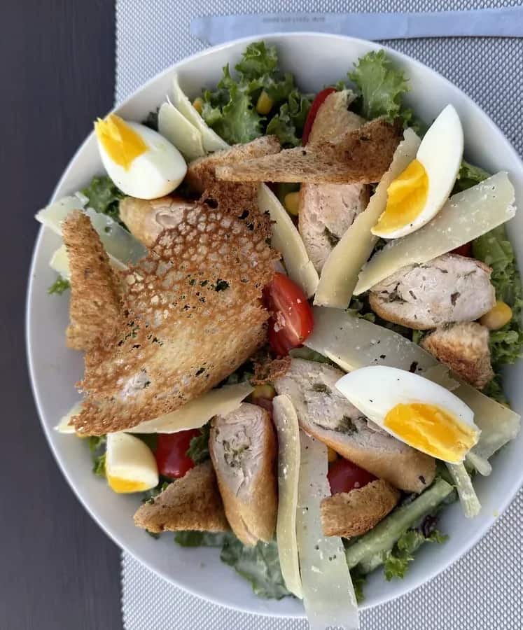 Salade au poulet grillé, œufs, copeaux de parmesan et croûtons, Kuma Lounge Marrakech